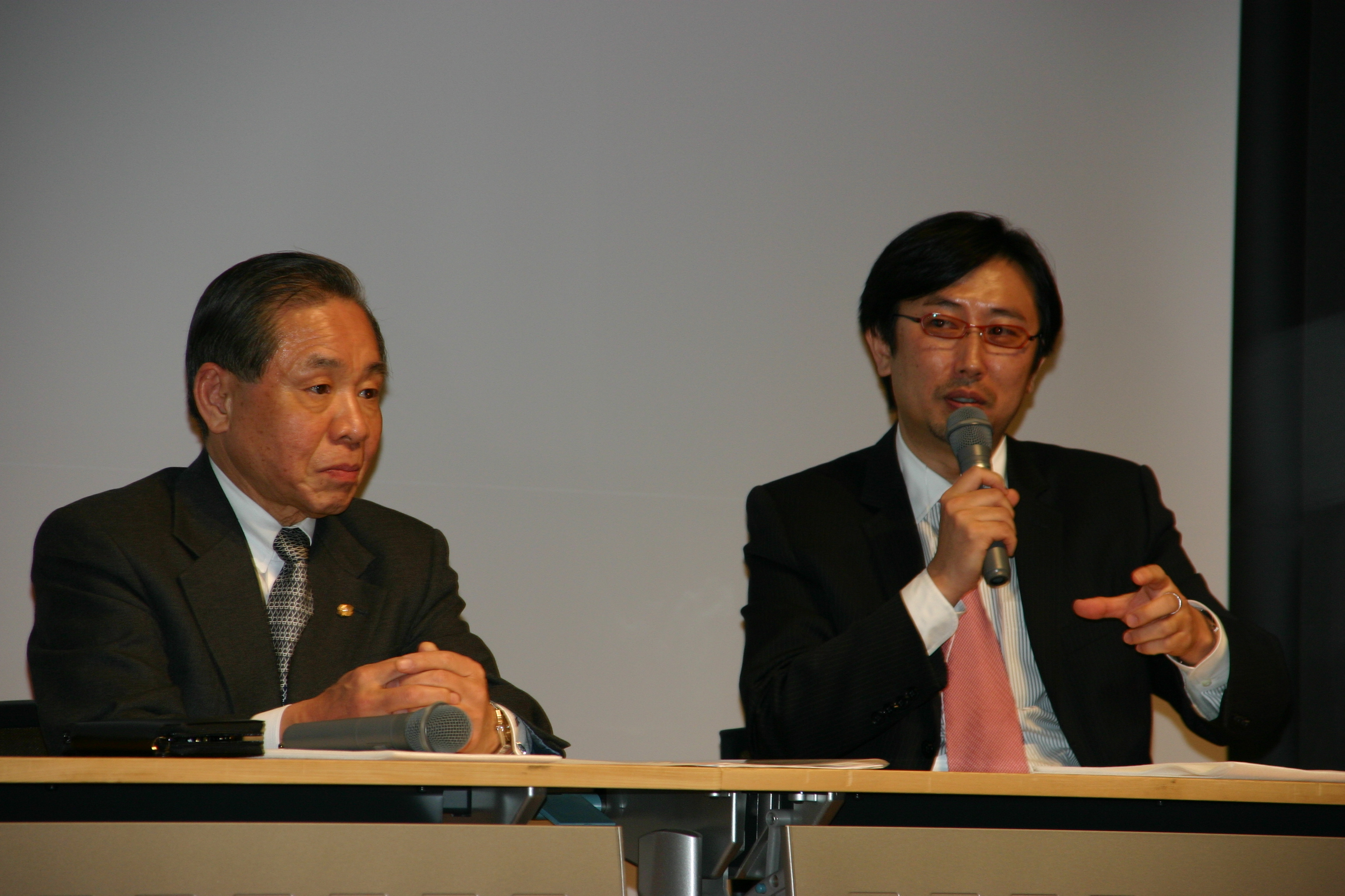 ディスカッション中の桑田正博氏（左），北原信也氏（右）.jpeg