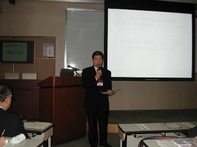 開会の辞を述べる江藤一洋・日本歯科医学会会長 医科歯科大歯科器材・薬剤開発センター・シンポ.jpg