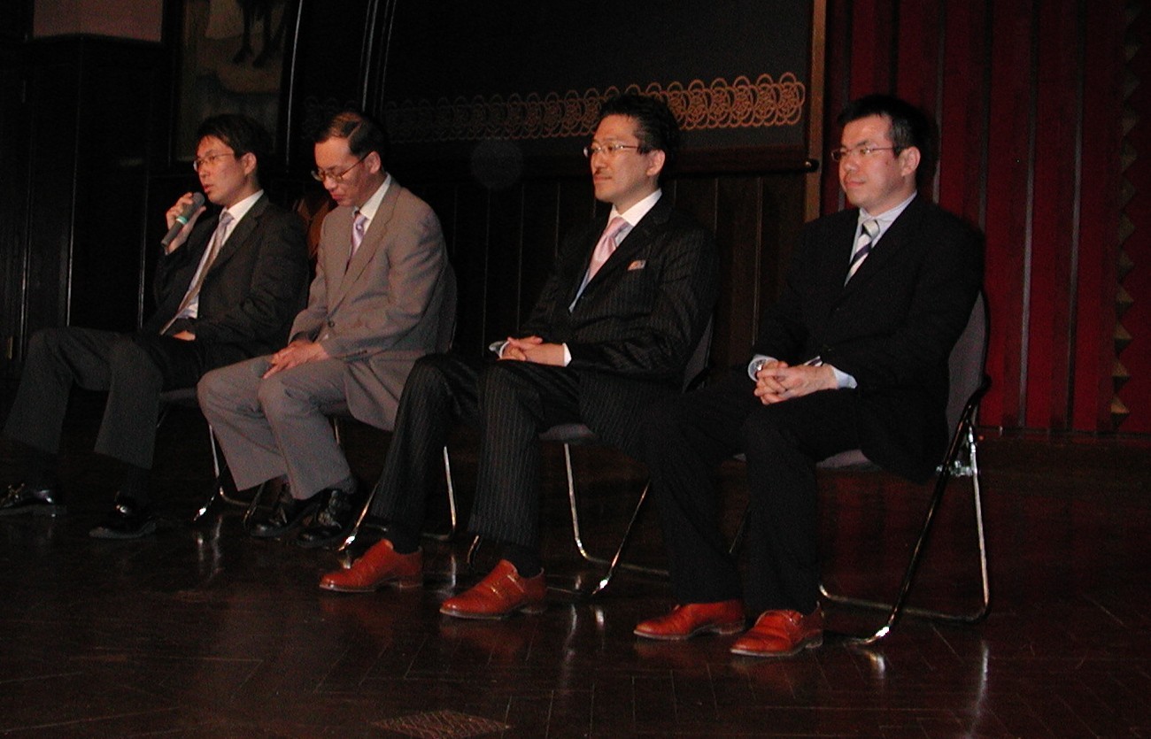 質疑応答に臨む演者.JPG